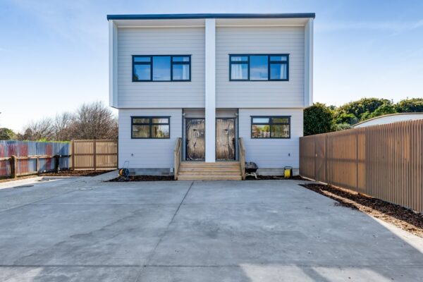 2_800px Exterior view of a two unit transbuild commercial developer series building