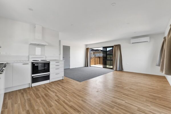 38_800px Large open plan living in a transbuild commercial developer series home