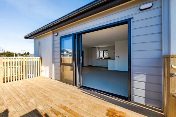 52_800px Transportable home entrance with a ranchslider and deck area