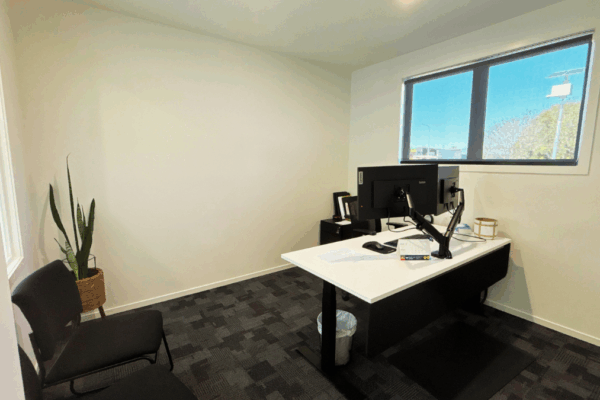 Transbuild C147-1 Large Office Block, carpeted room with desk and chairs